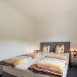 Grosse Gruppenunterkunft Im Nationalpark Eifel Mit Bar Und Terrasse Ferienhaus Schleiden