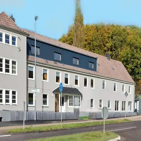 度假居 Grosse Gruppenunterkunft Im Nationalpark Eifel Mit Bar Und Terrasse 施莱登