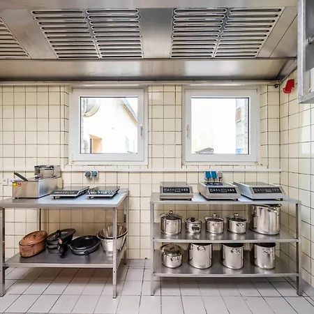 Grosse Gruppenunterkunft Im Nationalpark Eifel Mit Bar Und Terrasse Schleiden