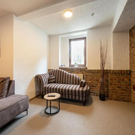 Grosse Gruppenunterkunft Im Nationalpark Eifel Mit Bar Und Terrasse Nyaraló Schleiden