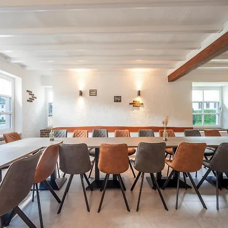 Grosse Gruppenunterkunft Im Nationalpark Eifel Mit Bar Und Terrasse Feriehus