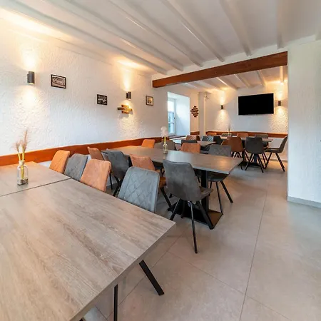 Grosse Gruppenunterkunft Im Nationalpark Eifel Mit Bar Und Terrasse Schleiden