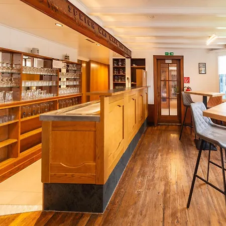 Grosse Gruppenunterkunft Im Nationalpark Eifel Mit Bar Und Terrasse Schleiden