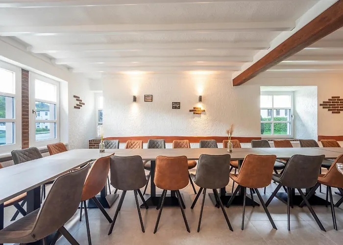 度假居 Grosse Gruppenunterkunft Im Nationalpark Eifel Mit Bar Und Terrasse 施莱登