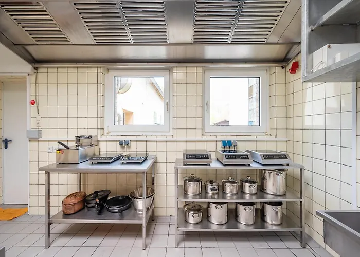 Grosse Gruppenunterkunft Im Nationalpark Eifel Mit Bar Und Terrasse Schleiden