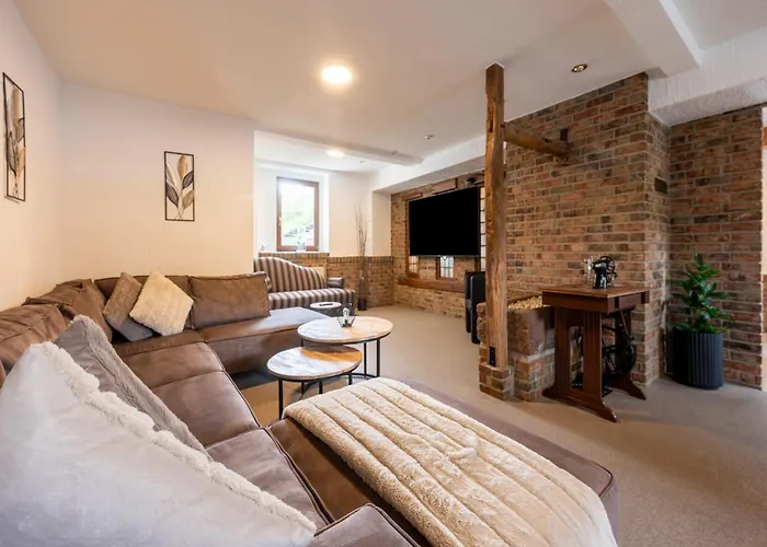 Grosse Gruppenunterkunft Im Nationalpark Eifel Mit Bar Und Terrasse シュライデン