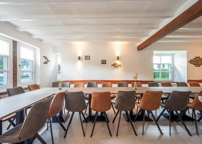 Grosse Gruppenunterkunft Im Nationalpark Eifel Mit Bar Und Terrasse 度假居