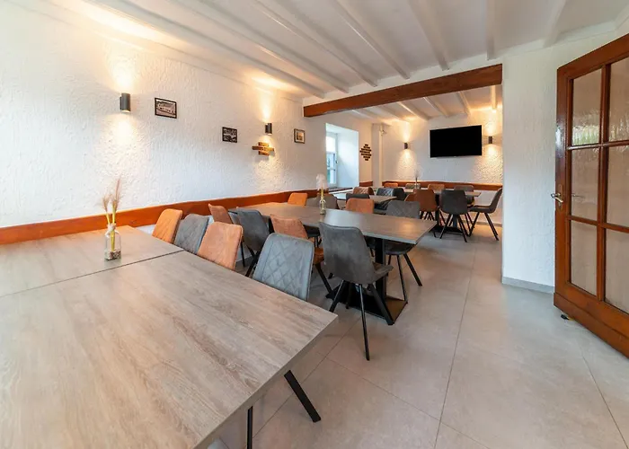 Grosse Gruppenunterkunft Im Nationalpark Eifel Mit Bar Und Terrasse Schleiden