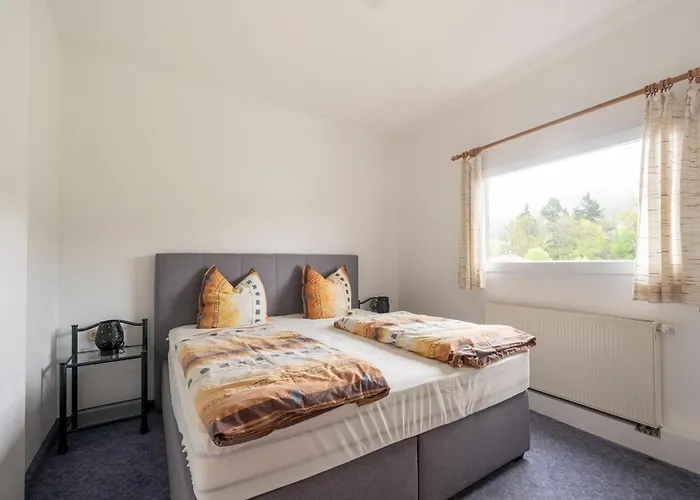 Grosse Gruppenunterkunft Im Nationalpark Eifel Mit Bar Und Terrasse Schleiden