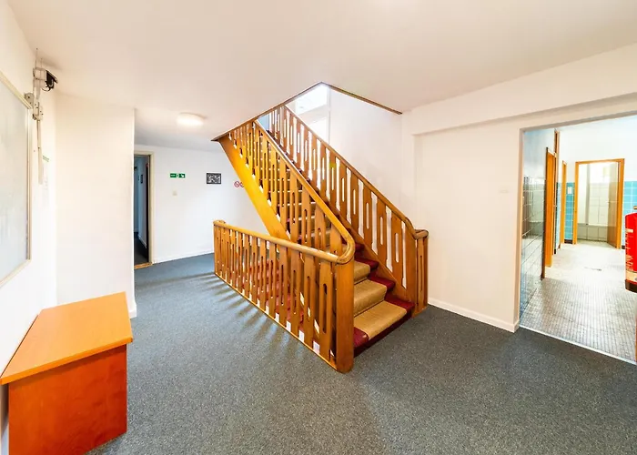 Grosse Gruppenunterkunft Im Nationalpark Eifel Mit Bar Und Terrasse Schleiden