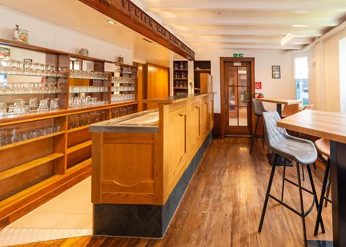 Grosse Gruppenunterkunft Im Nationalpark Eifel Mit Bar Und Terrasse Schleiden